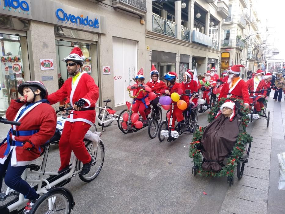 DisCamino se viste de Papá Noel por las calles de Vigo. // FdV