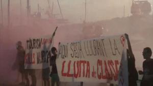 Captura del vídeo distribuido a través de las redes sociales por Arran de una acción contra el turismo con pancartas y bengalas en el puerto deportivo de Palma de Mallorca.