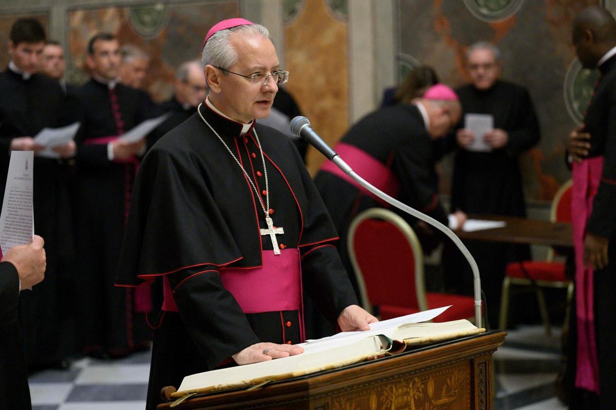 This photo taken and handout on May 6, 2025 by The Vatican Media shows the oath of the officers and employees of the Conclave in The Vatican. (Photo by Handout / VATICAN MEDIA / AFP) / RESTRICTED TO EDITORIAL USE - MANDATORY CREDIT AFP PHOTO / VATICAN MEDIA - NO MARKETING - NO ADVERTISING CAMPAIGNS - DISTRIBUTED AS A SERVICE TO CLIENTS. RESTRICTED TO EDITORIAL USE - MANDATORY CREDIT AFP PHOTO / VATICAN MEDIA - NO MARKETING - NO ADVERTISING CAMPAIGNS - DISTRIBUTED AS A SERVICE TO CLIENTS