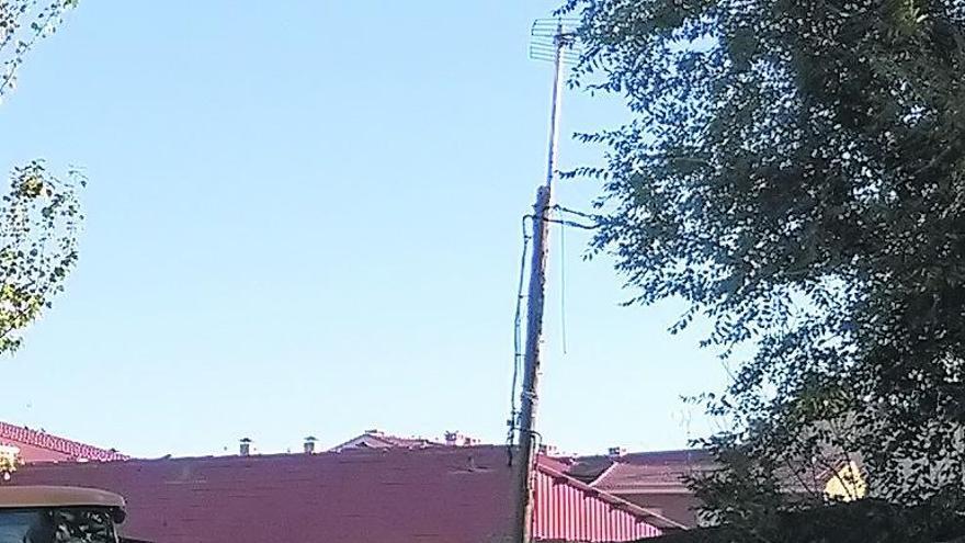 Dos agentes supervisan el derribo de unas casas prefabricadas.