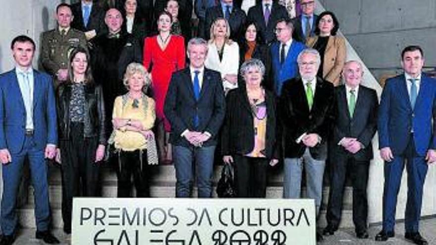 Os premiados con dirixentes da Xunta, onte en Lugo. |