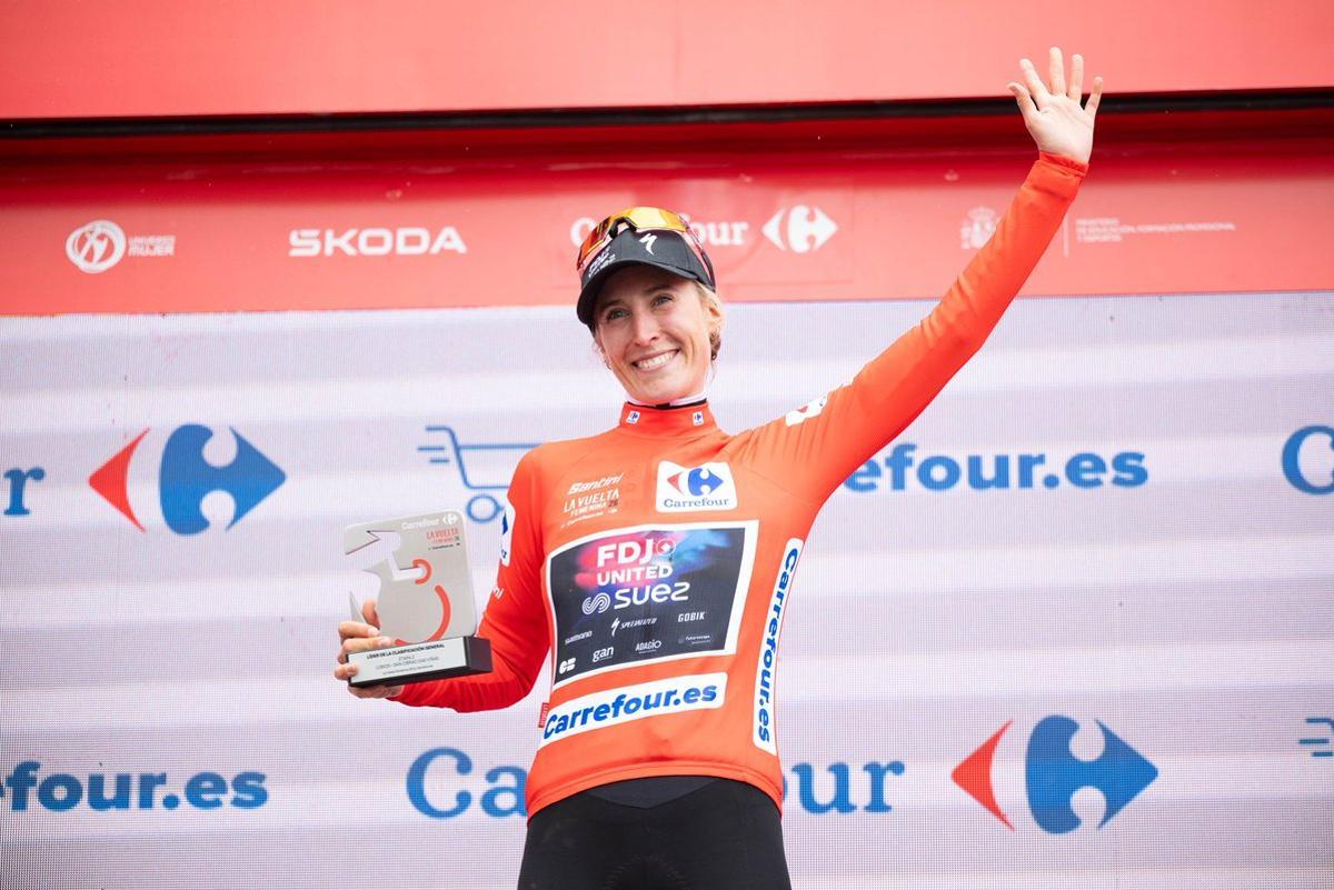 Franziska Koch, nueva líder de la Vuelta, en el podio.