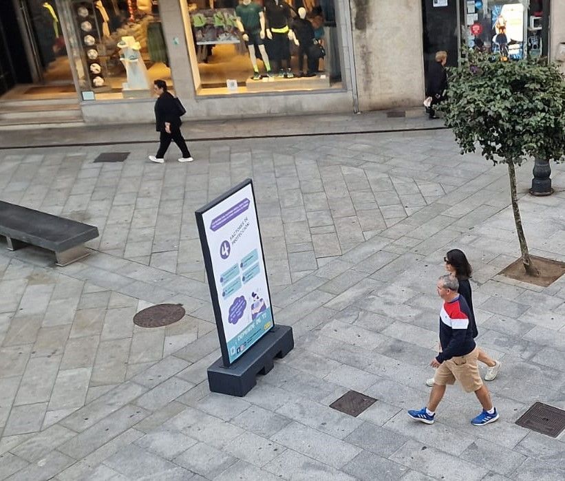 Así se montó la exposición de Lar Pro Saúde Mental, en la plaza de Galicia (Vilagarcía).