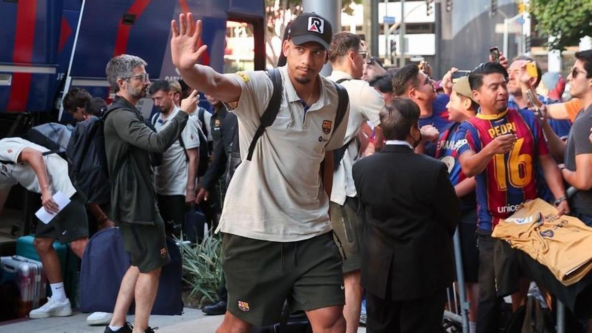 Araujo, a la llegada del Barça a su hotel en Los Ángeles.