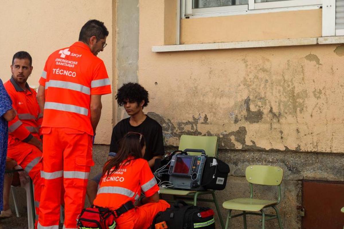 Sanitarios del Sacyl atienden a un joven en el albergue habilitado en Bermillo.