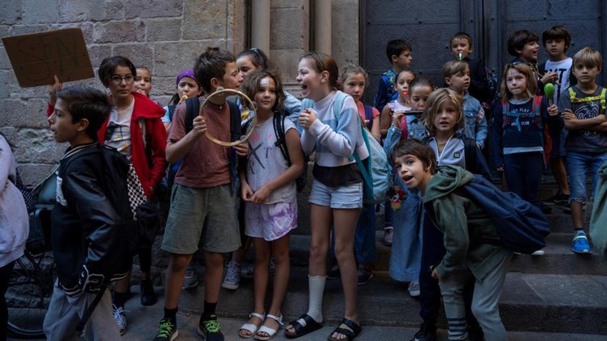 Concentración de alumnos y alumnas del Sant Felip Neri, en Barcelona, en defensa de su colegio.