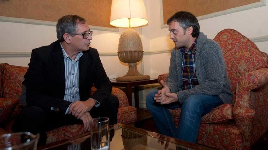 El alcalde de Carballo, Evencio Ferrero, y el alcalde, Xulio Ferreiro, reunidos en María Pita.