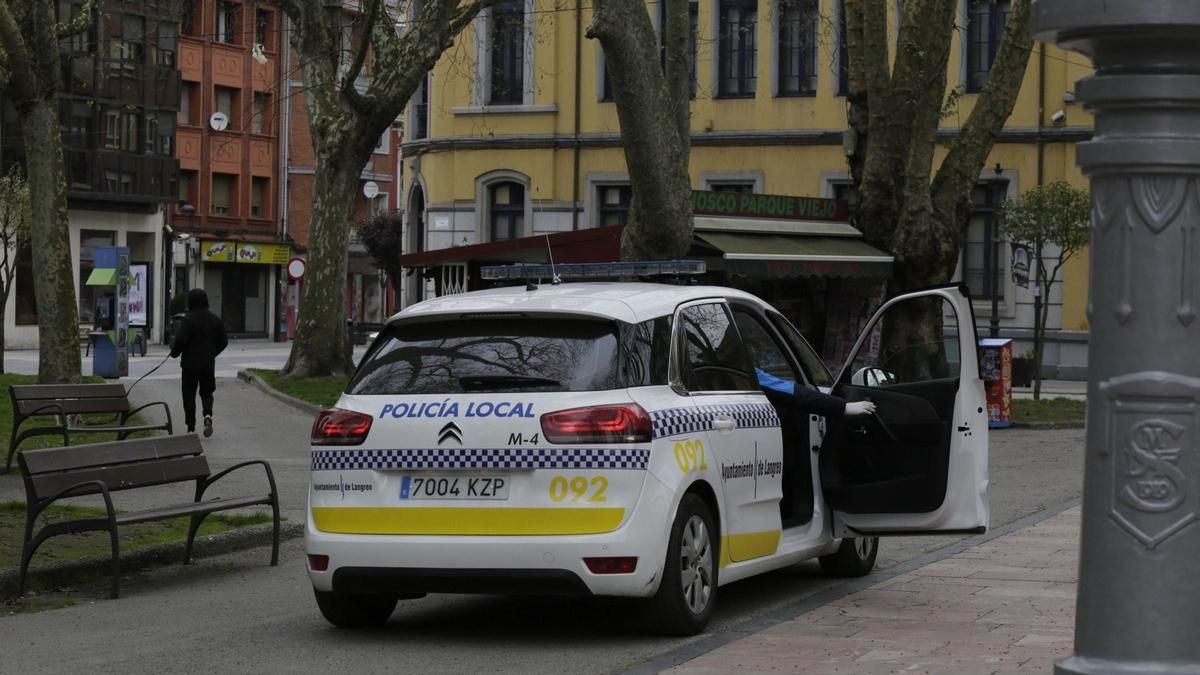 Un vehículo de la Policía Local en La Felguera.