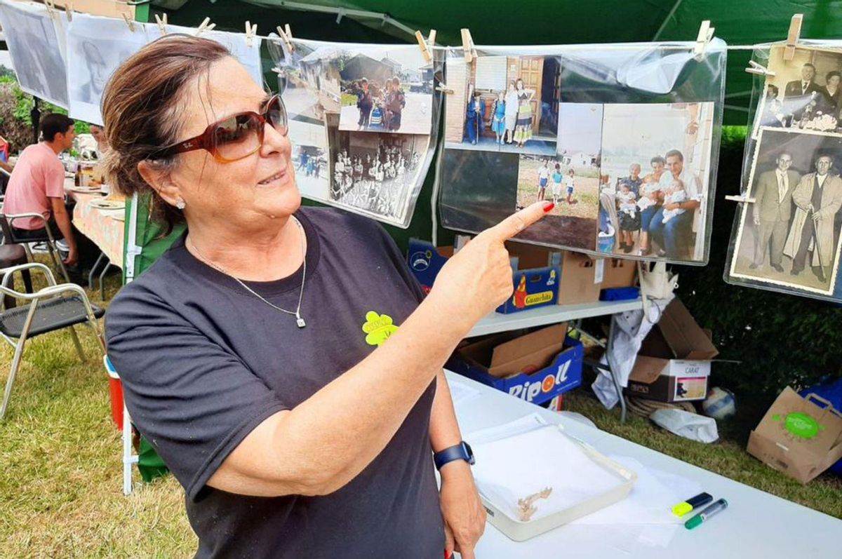 Ana José de Celis muestra la foto de Cazorla bebé.