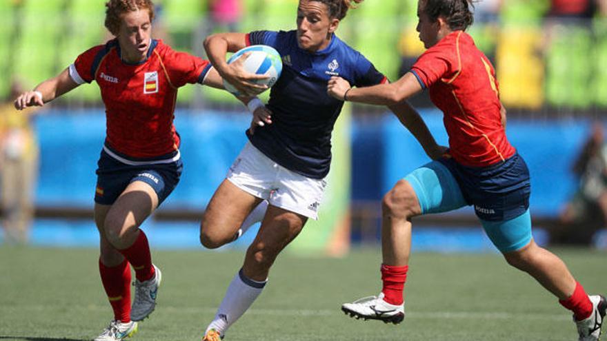 Dos jugadoras españolas tratan de frenar a una francesa. // Reuters