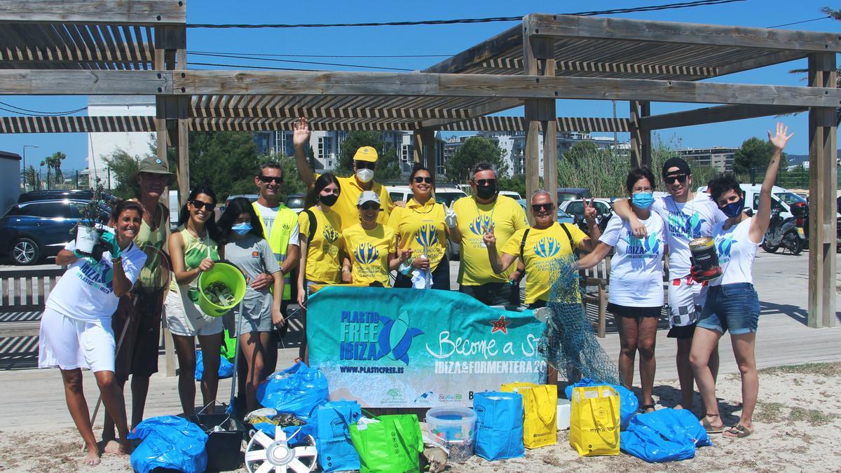 Una jornada de recogida de plásticos de Plastic Free Ibiza