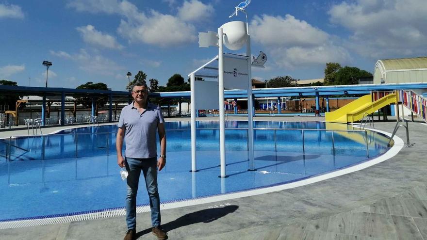 El concejal Pau Bosch durante su visita a las piscinas municipales.