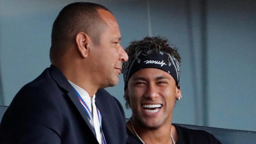 Neymar junto a su padre.