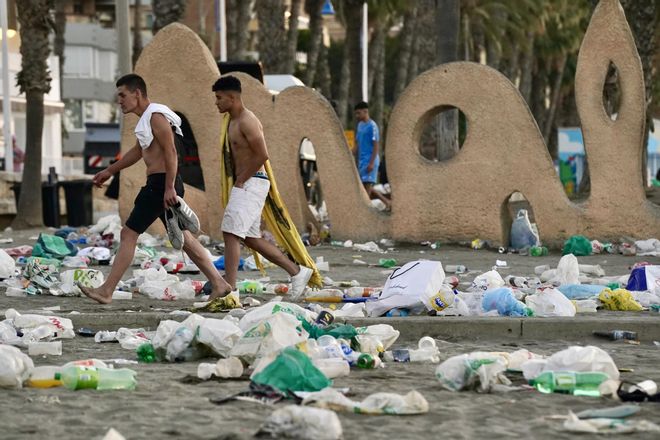 Así amanecen las playas de Málaga, cubiertas de basura tras la Noche de San Juan