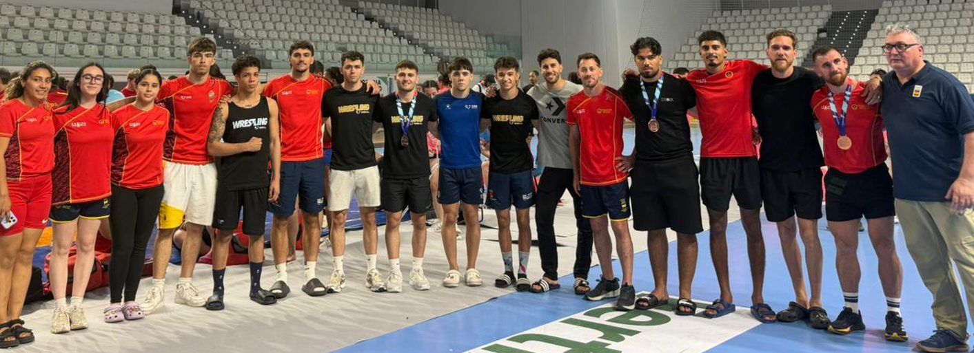 1. Delegación murciana en el Nacional. 2. Carlota Prendes, con su oro. 3. Medallistas en el torneo de lucha playa. | FLRM