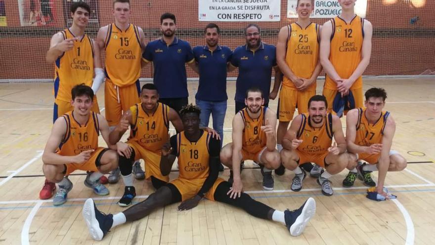 Los jugadores del Gran Canaria de la categoría EBA celebran el primer puesto del Grupo B