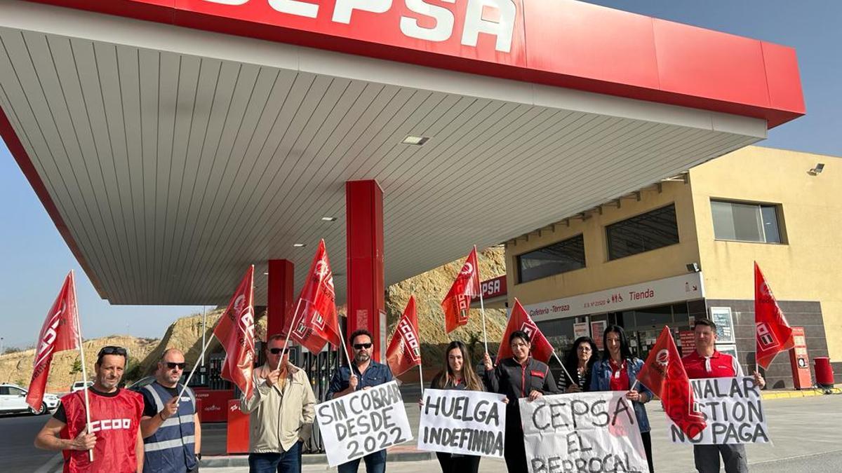 Trabajadores protestando frente a la gasolinera.
