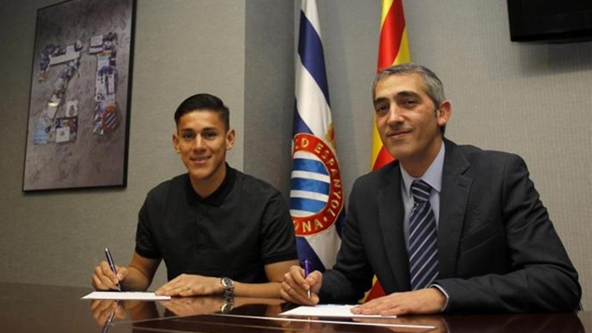 Duarte firma su contrato junto al consejero delegado, Ramon Robert