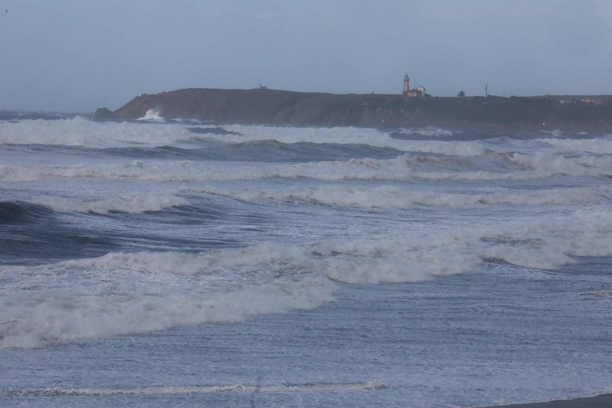 EN IMÁGENES: El temporal en la comarca de Avilés, así estaba la playa de Salinas