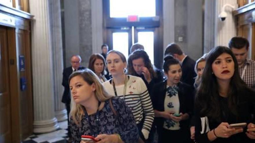 Periodistes, a l&#039;espera de la decisió del Senat.