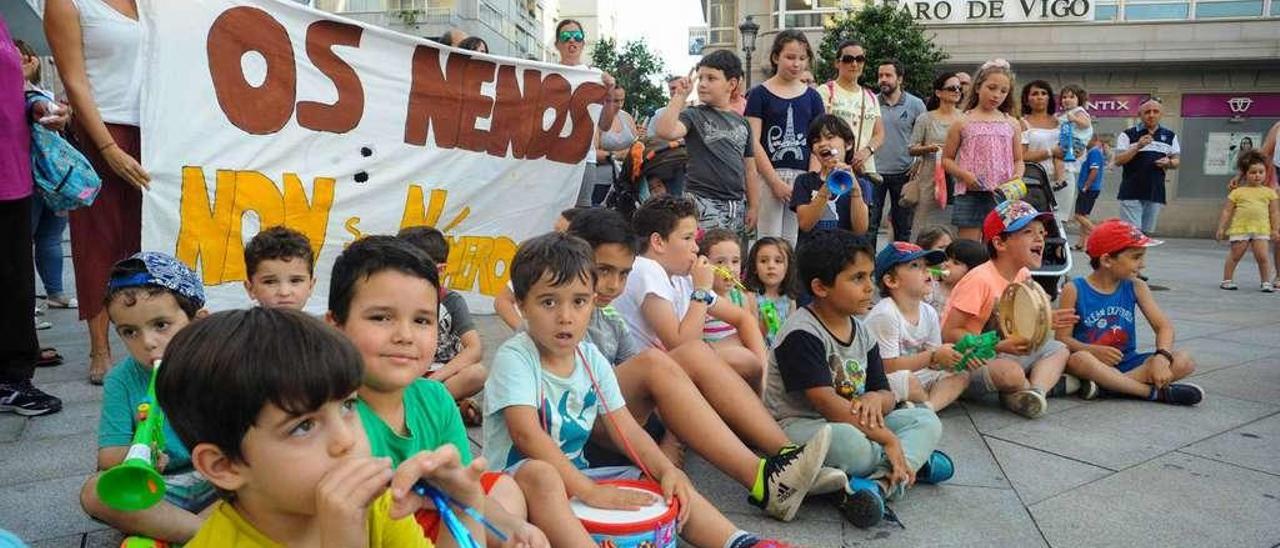 Una manifestación de padres y alumnos del colegio Piñeiriño para demandar a la Xunta que mantuviese el profesor de refuerzo. // Iñaki Abella