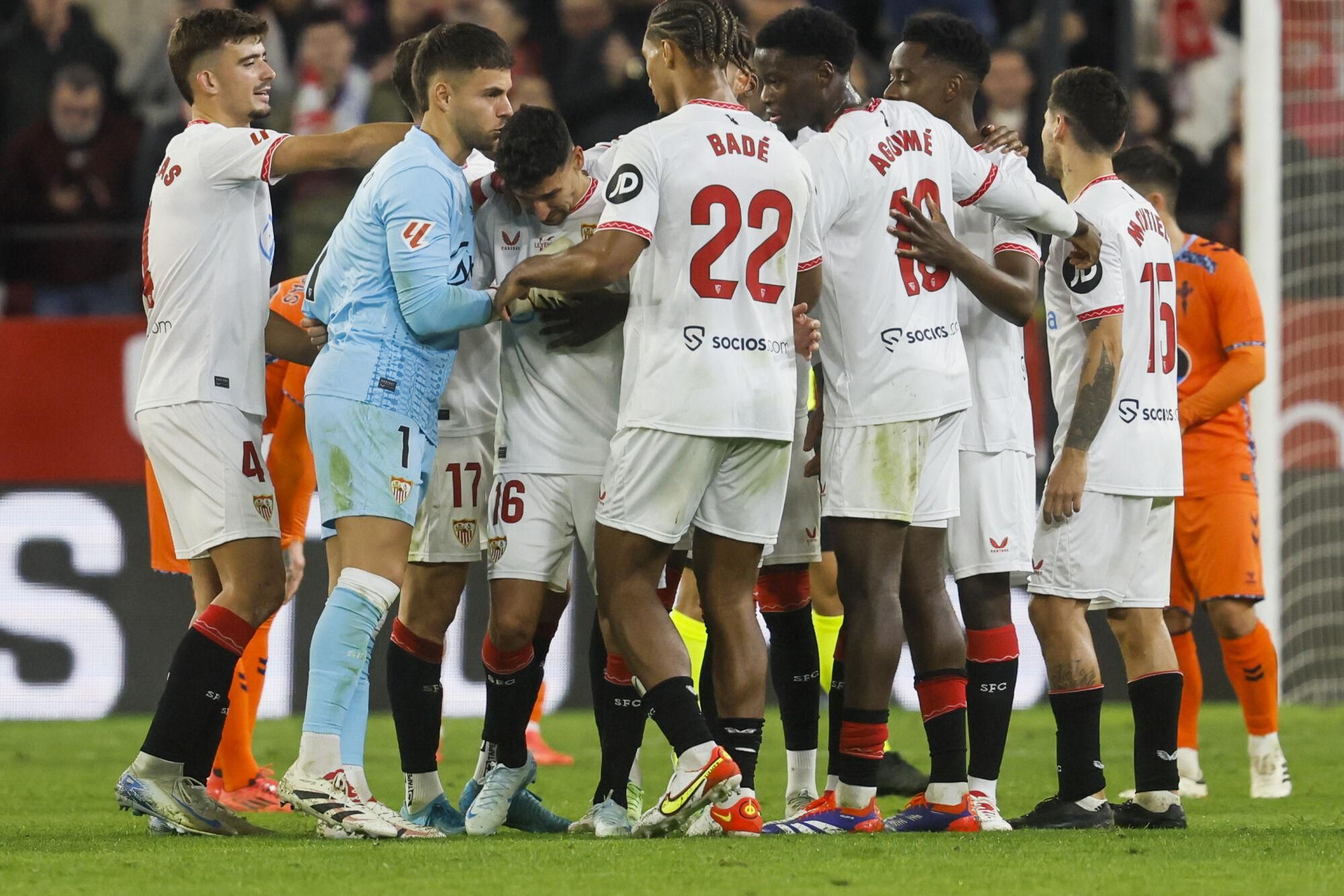 Sevilla, 14/12/2024.- Los jugadores del Sevilla se despiden del delantero Jesús Navas en su último partido, durante el encuentro correspondiente a la jornada 17 de Laliga EA Sports que disputan hoy sábado Sevilla y Celta en el estadio Sanchez Pizjuan de Sevilla. EFE/José Manuel Vidal.