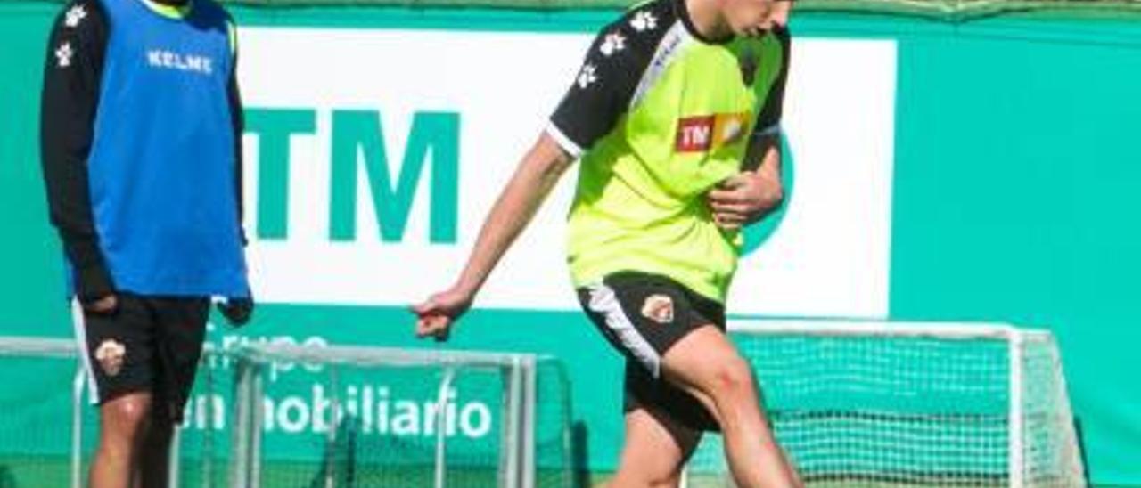 Guillermo y Eldin, ayer, realizan tiros a puerta al final del entrenamiento.