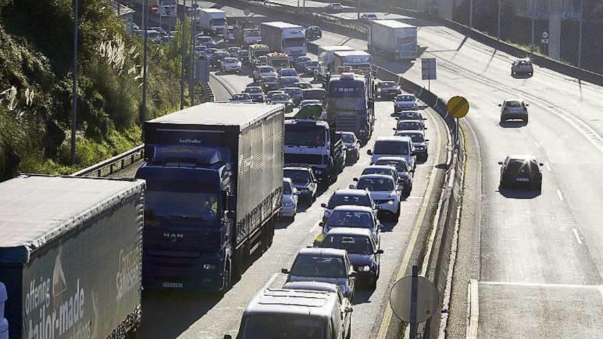 Colapso de tráfico en el acceso al puente de Rande. // Alba Villar