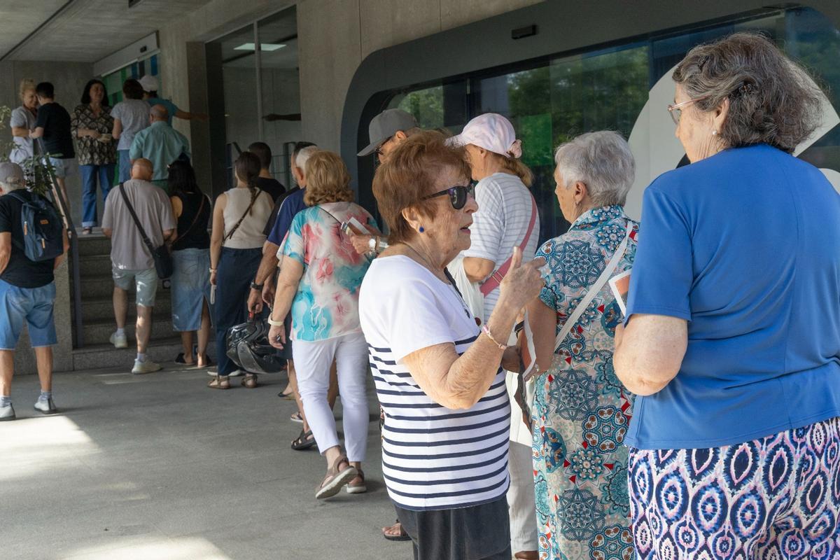 Largas colas para las entradas del Concierto de Hogueras de INFORMACIÓN