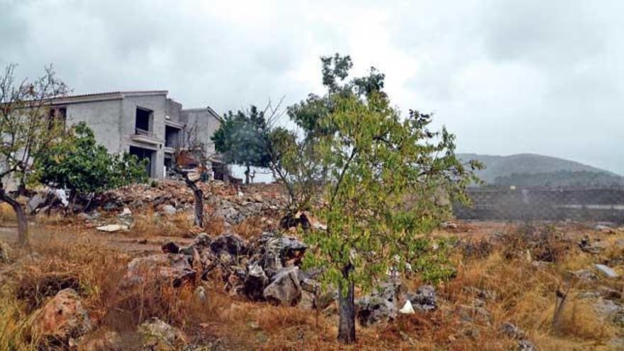 La víctima fue aplastada ayer por una excavadora en esta finca a las afueras de Sant Llorenç.