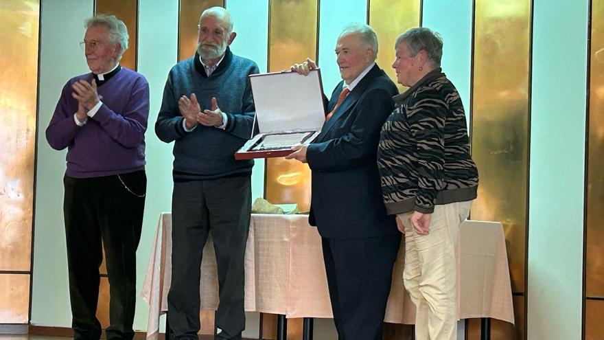 Por la izquierda, José Manuel García, párroco de San Félix; Arturo Llamazares, de la Cofradía Nuestra Señora de los Dolores; Salvador Cuervo y María Obdulia Fernández, de la Cofradía Virgen del Rosario, en el momento de entrega de la placa conmemorativa..