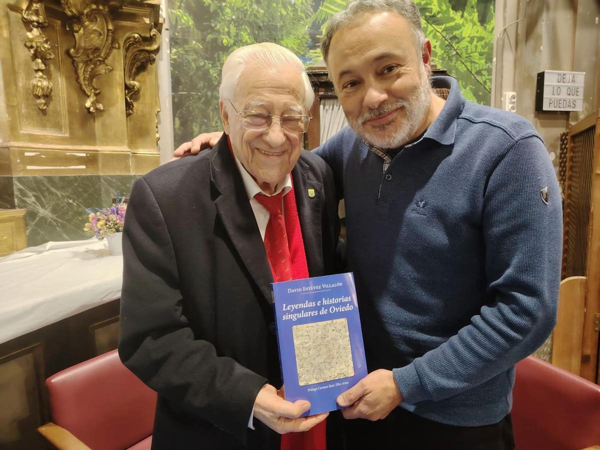 David Estévez, entregando un ejemplar de su libro al Padre Ángel en la parroquia de San Antón, en Madrid.