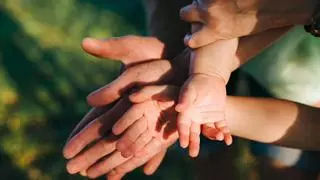 La lucha de una familia asturiana que tuvo que operar en Madrid al bebé que acoge: "Derechos Sociales tiene la tutela, pero no nos da respuesta"