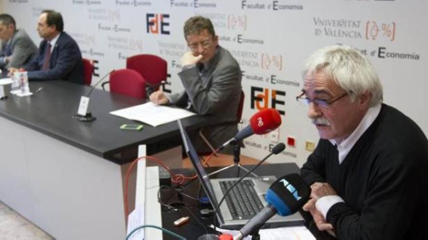 Ramón Zallo durante su intevención, con los otros miembros de la mesa en el fondo.