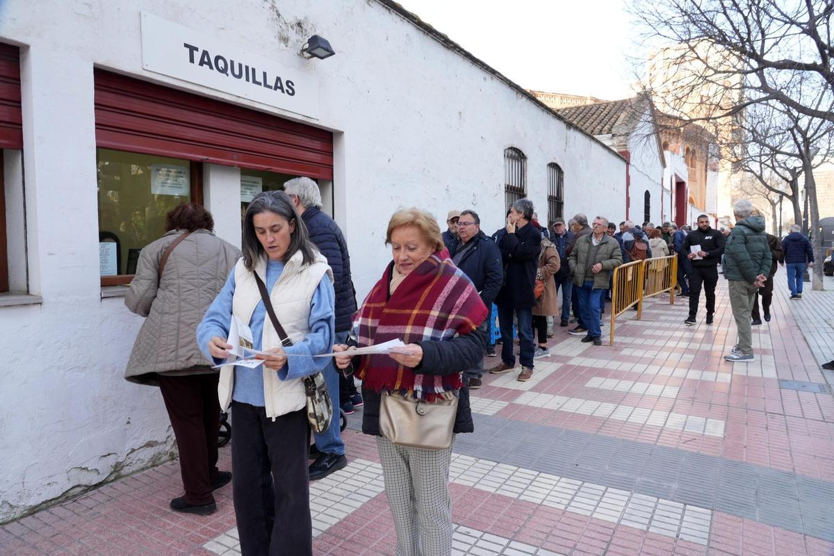 Colas desde primera hora en la plaza de toros de Castelló para comprar las entradas de la Magdalena 2026