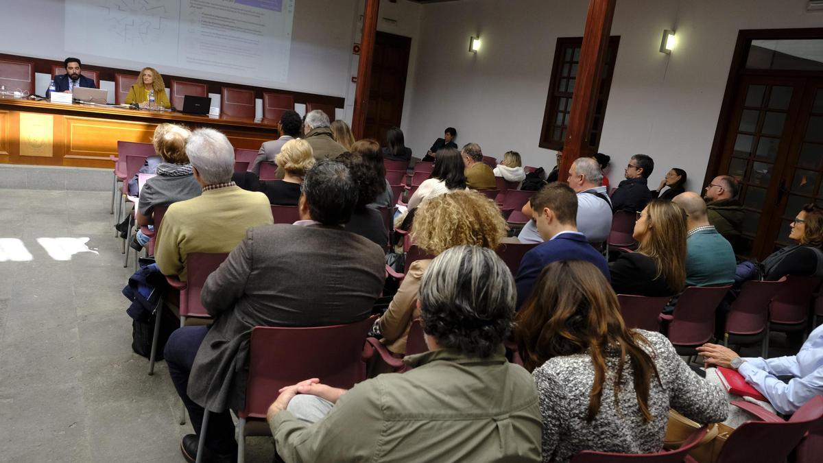 El letrado de Justicia Adrián Gómez y la diputada del Colegio de Abogados, Pino de la Nuez, este viernes en las jornadas.