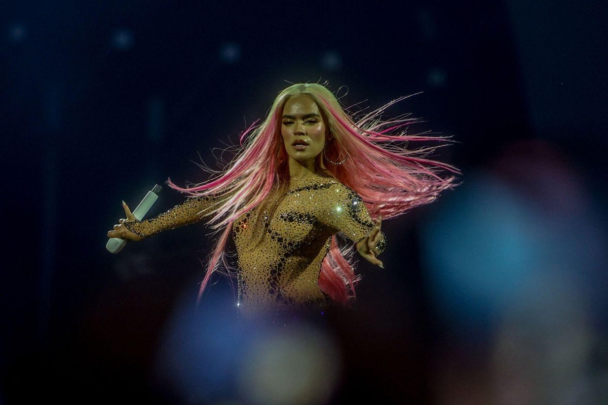 La cantante Karol G durante una actuación, en el Santiago Bernabéu.
