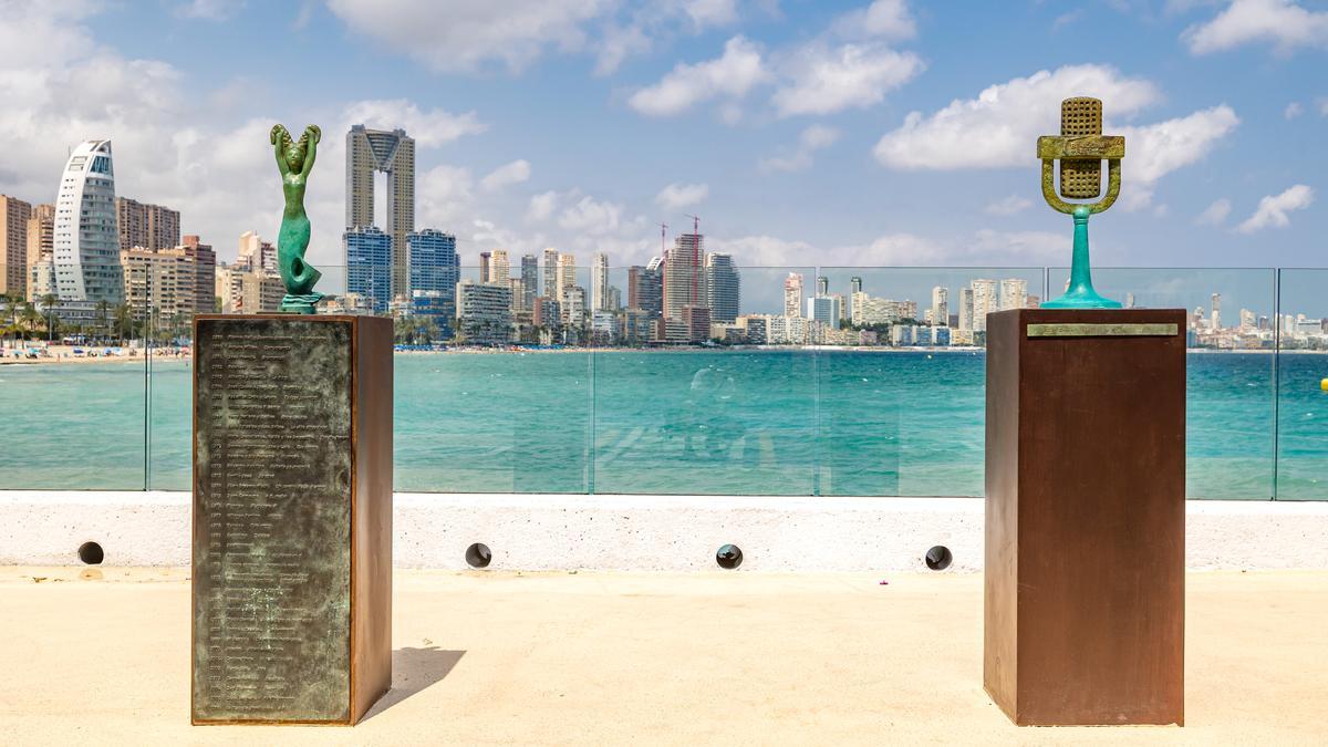 El Mirador de la Música de Benidorm con una réplica de la Sirenita y una del Micrófono de Bronce.