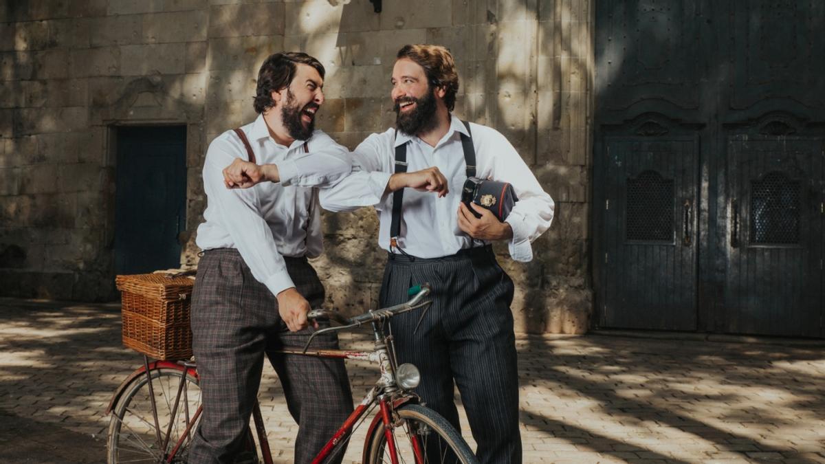 Foto promocional con los dos amigos: Anton (izquierda, Arnau Puig) y Josep (Ricard Farré).