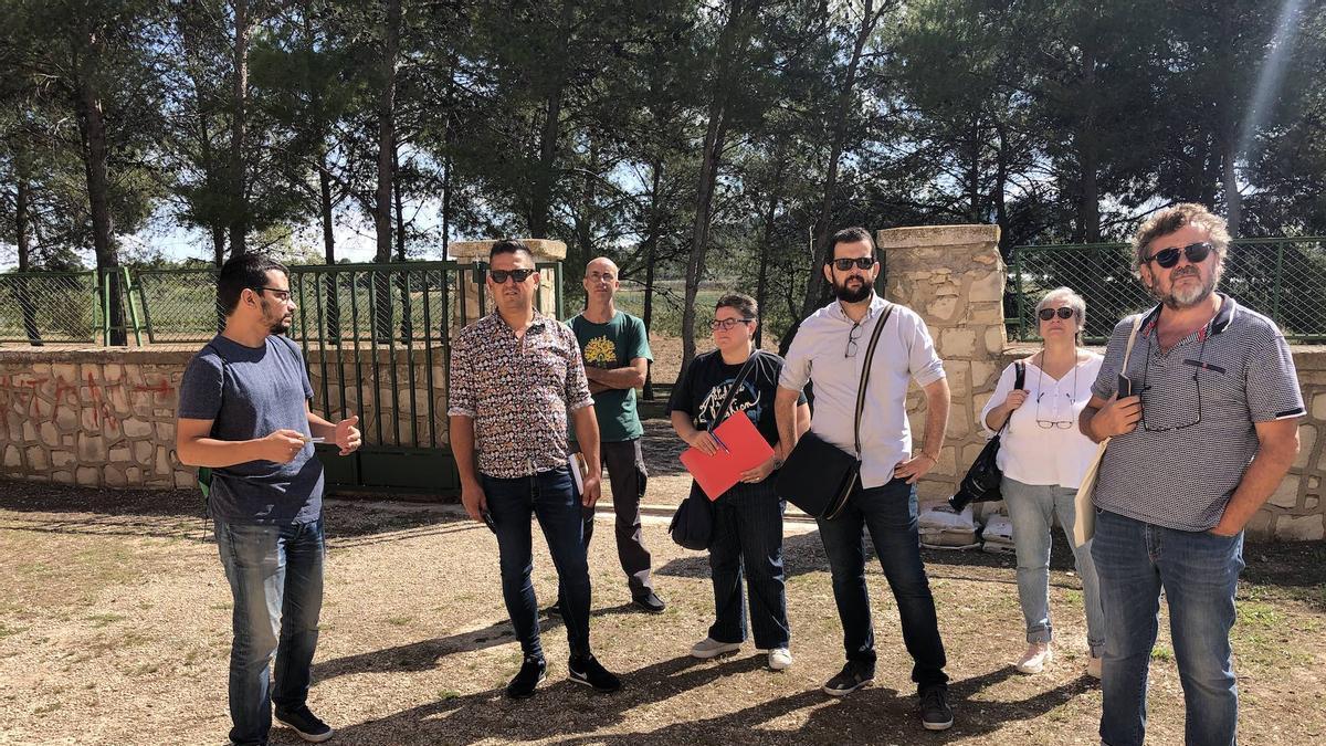 Carles Mulet, con camisa estampada y gafas de sol, durante una visita al Fondó de Monòver.