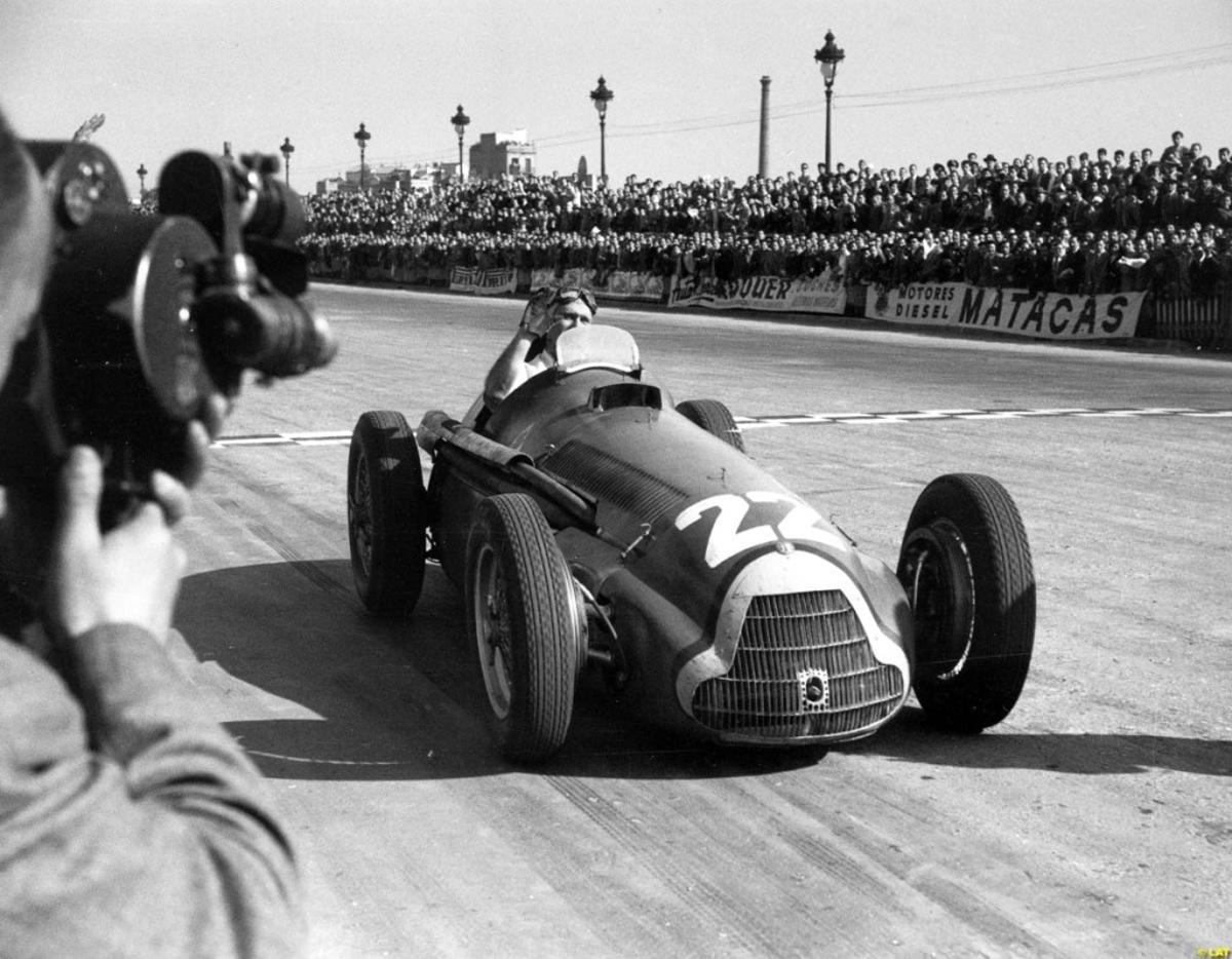 Instante en el que Juan Manuel Fangio logra su primer Mundial en el circuito de Pedralbes.
