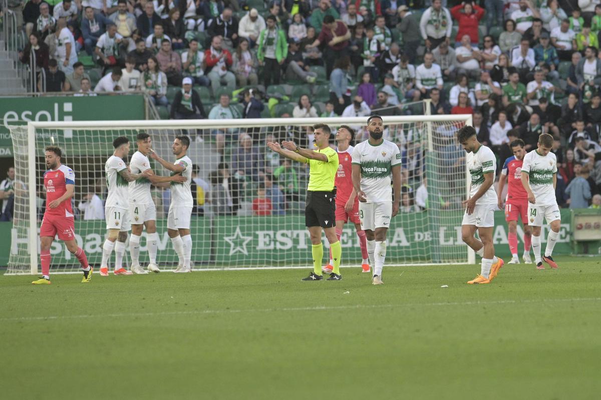 El árbitro señala el final del partido del pasado sábado contra el Espanyol, ante la dececpción de los jugadores franjiverdes