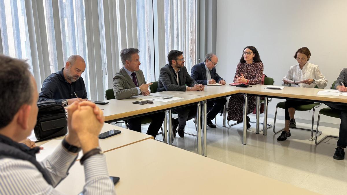 El concejal de Urbanismo, Víctor Serrano, este jueves en el encuentro con representantes vecinales del Gancho.