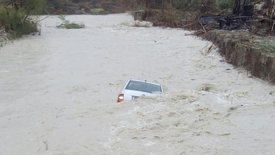 El hombre ha sido rescatado de su vehículo que estaba siendo arrastrado por el río Serpis.