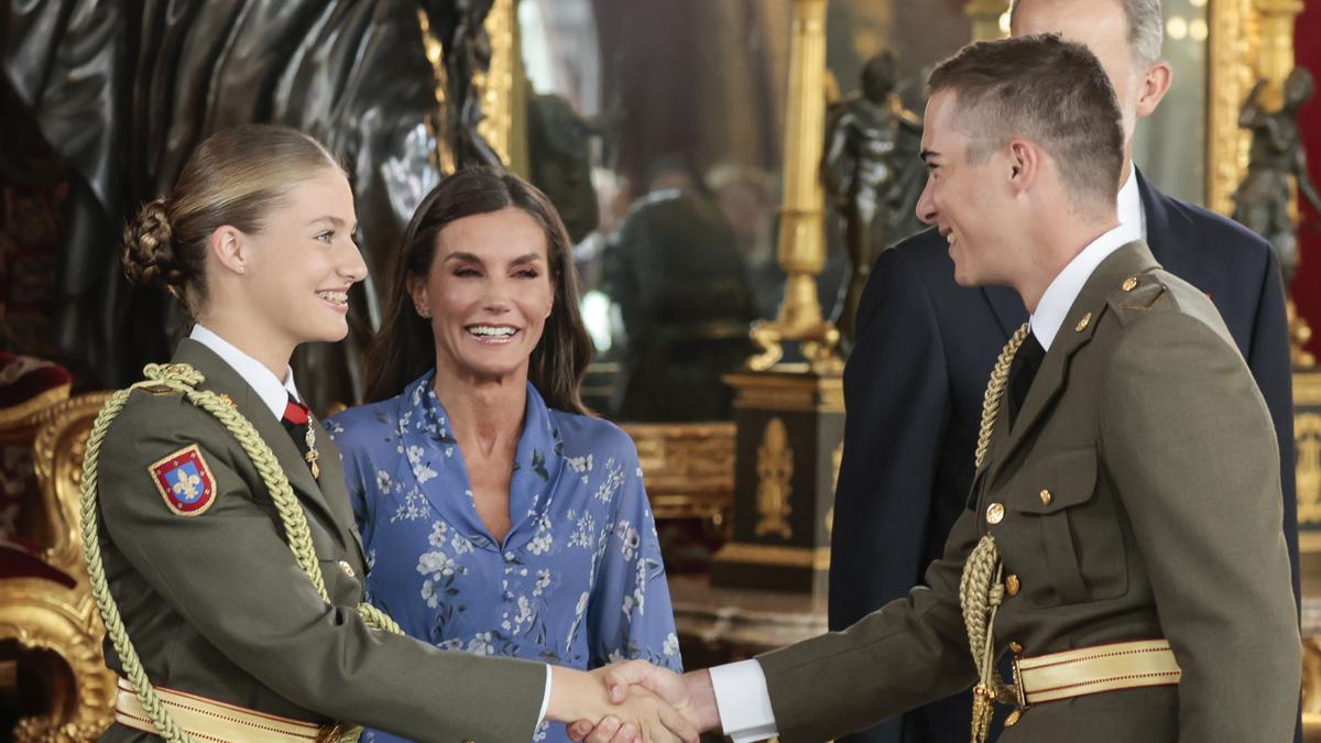 La princesa Leonor saludando a un compañero de la Academia Militar
