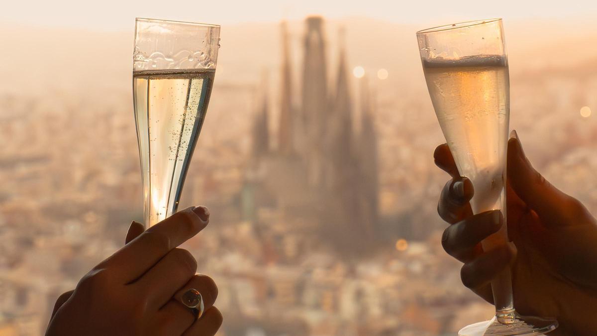 En la Skywine Experience en el Mirador Torre Glòries catas corpinnats de Recaredo con Barcelona a tus pies.