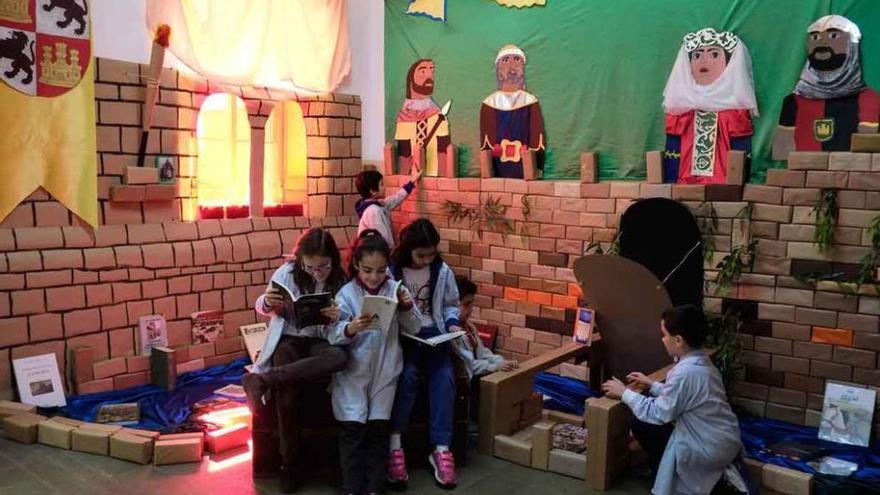 Un grupo de estudiantes, en el rincón habilitado para la lectura.