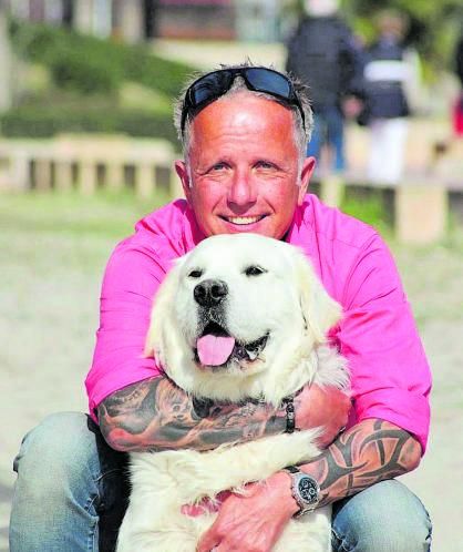 Michael Langer mit seinem Hund auf Mallorca. | FOTO: PRIVAT