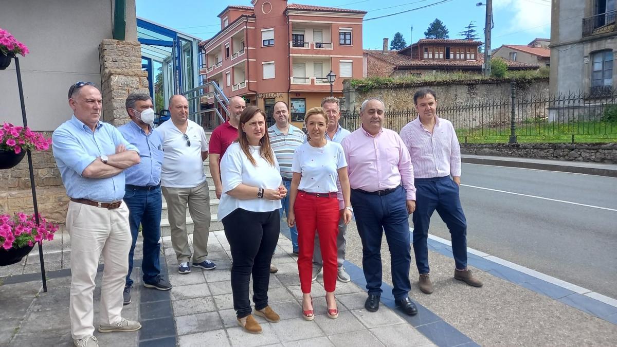 Teresa Mallada, en el centro, con responsables del PP en los distintos municipios del oriente.