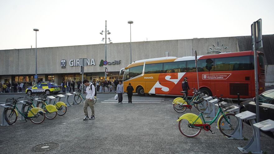 Detenen dos joves per furtar el mòbil d’un home que anava en cadira de rodes a l&#039;estació de Girona